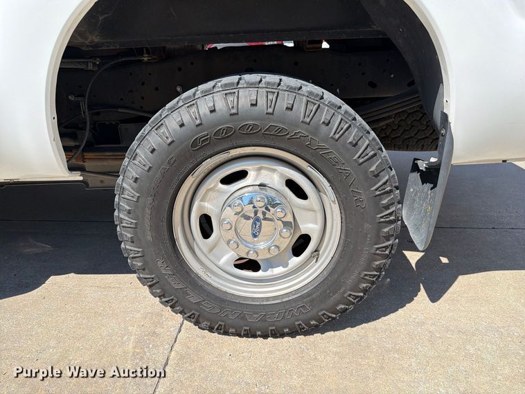 image for item DZ4740 2016 Ford F250 Super Duty XL Ext. Cab pickup truck