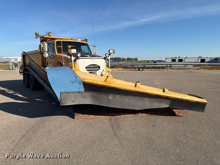 image for item EA0449 2005 Sterling L9500 dump truck