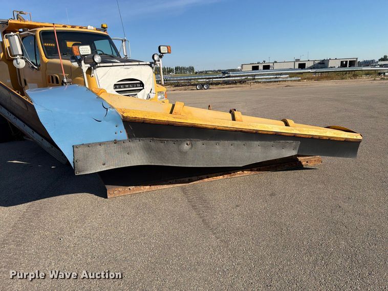 image for item EA0449 2005 Sterling L9500 dump truck
