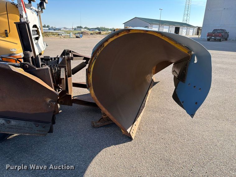 image for item EA0449 2005 Sterling L9500 dump truck