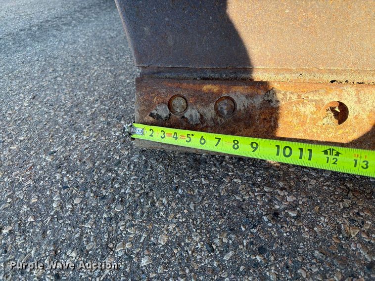 image for item EA0449 2005 Sterling L9500 dump truck