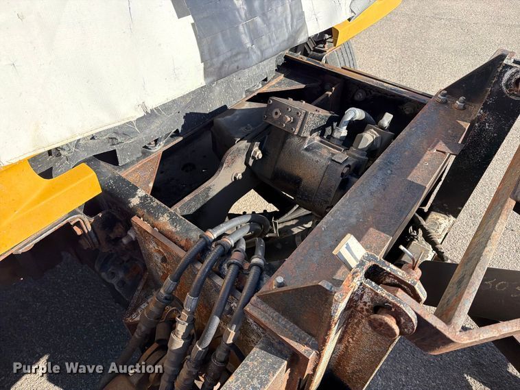 image for item EA0449 2005 Sterling L9500 dump truck