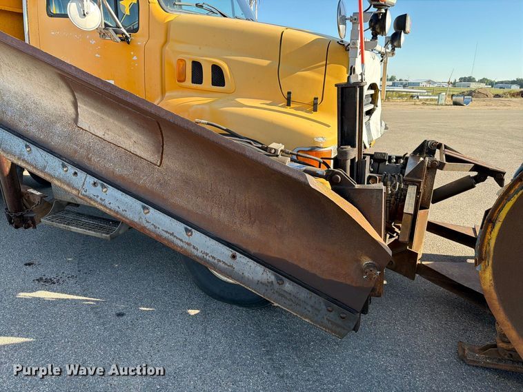 image for item EA0449 2005 Sterling L9500 dump truck