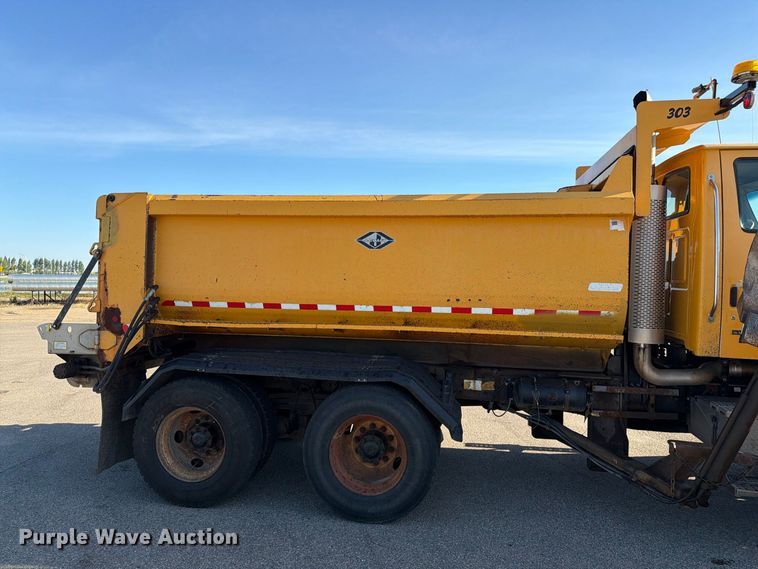 image for item EA0449 2005 Sterling L9500 dump truck