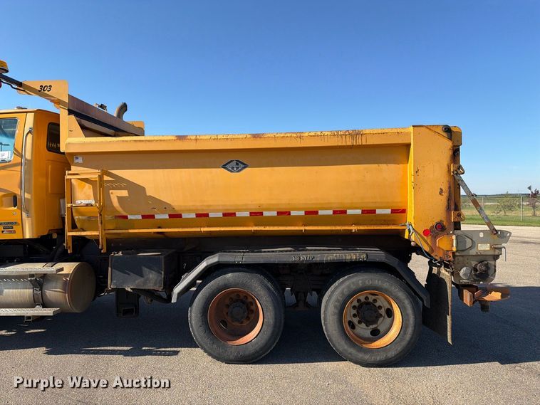 image for item EA0449 2005 Sterling L9500 dump truck