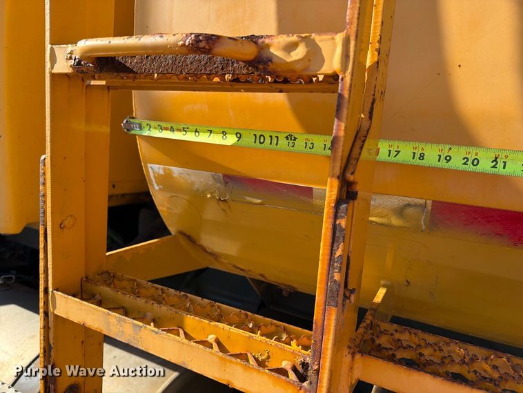 image for item EA0449 2005 Sterling L9500 dump truck