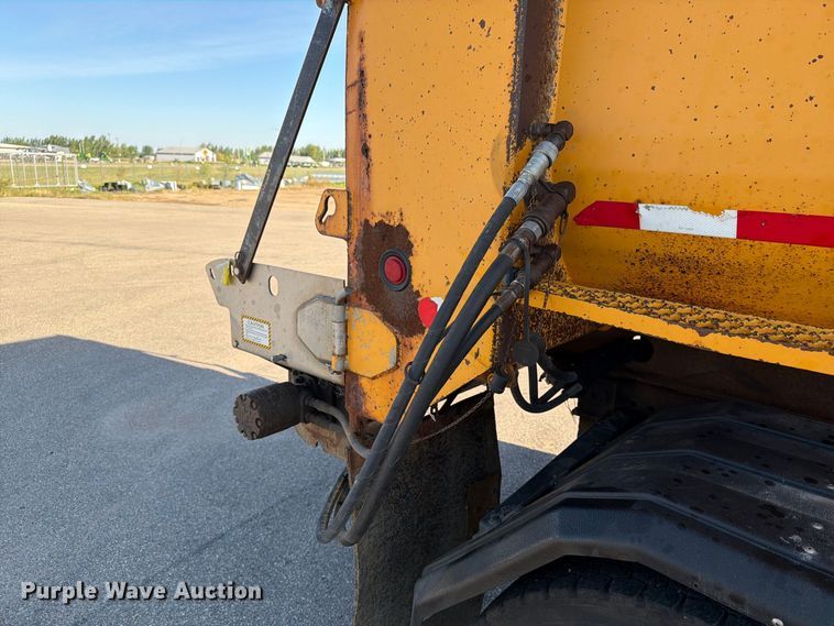 image for item EA0449 2005 Sterling L9500 dump truck
