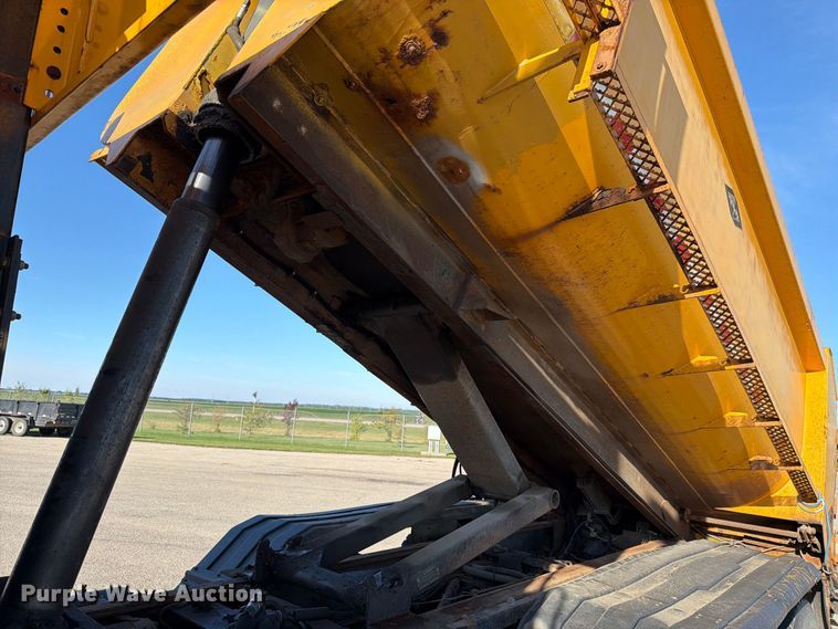 image for item EA0449 2005 Sterling L9500 dump truck