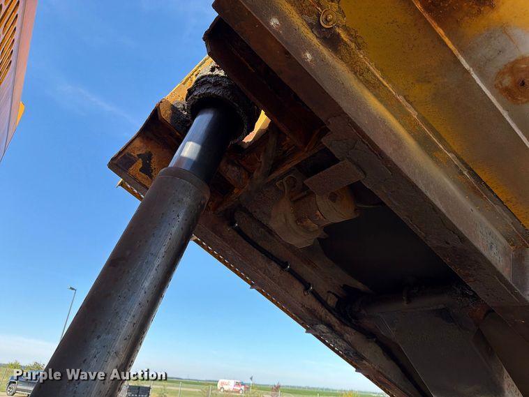 image for item EA0449 2005 Sterling L9500 dump truck