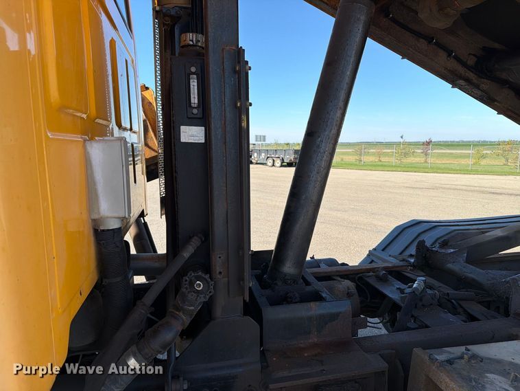 image for item EA0449 2005 Sterling L9500 dump truck