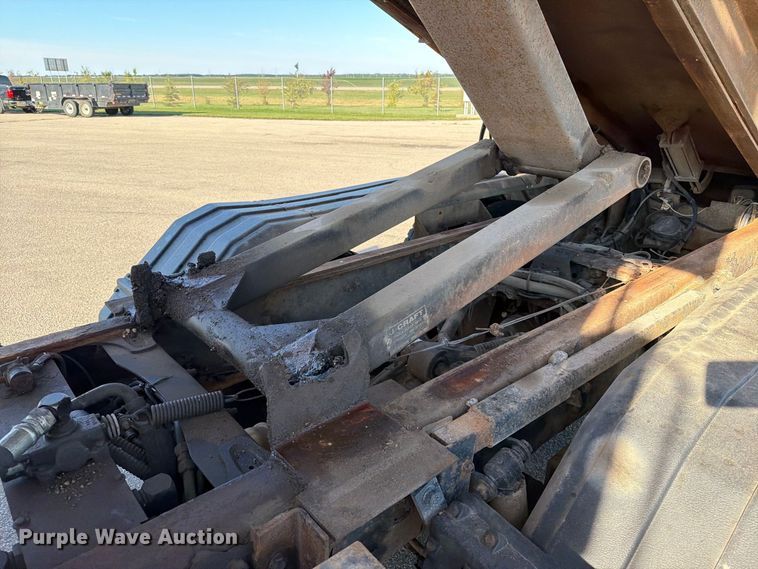 image for item EA0449 2005 Sterling L9500 dump truck