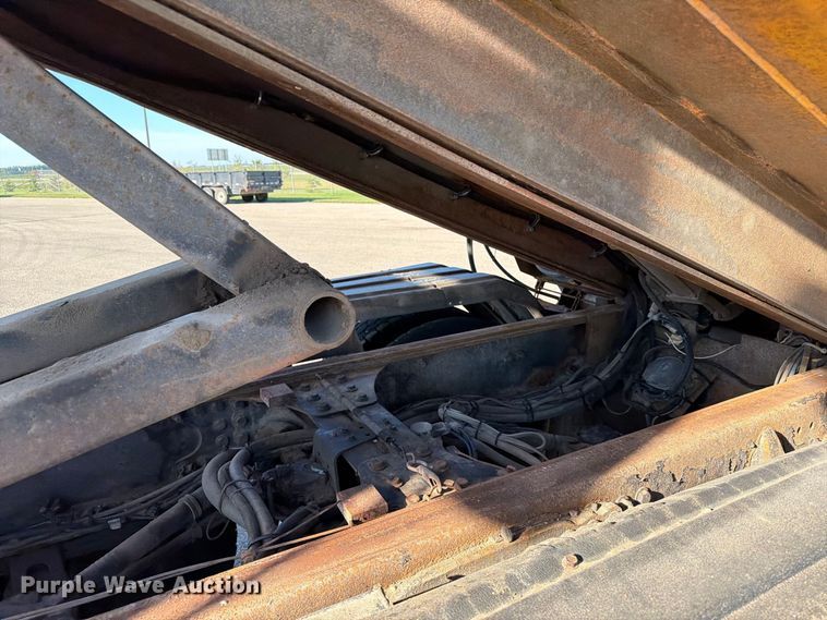 image for item EA0449 2005 Sterling L9500 dump truck