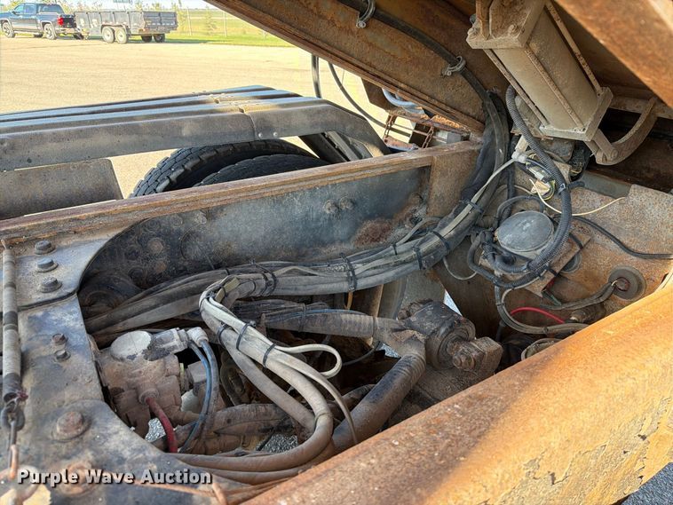 image for item EA0449 2005 Sterling L9500 dump truck