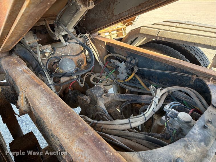 image for item EA0449 2005 Sterling L9500 dump truck