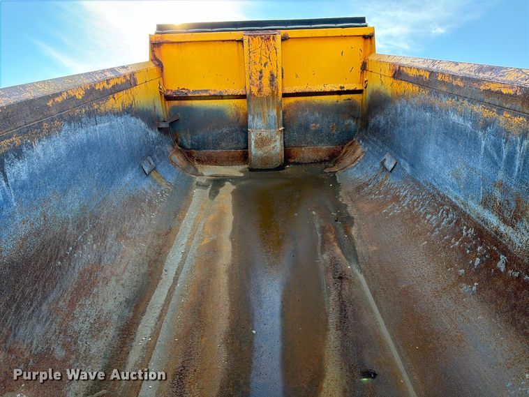 image for item EA0449 2005 Sterling L9500 dump truck
