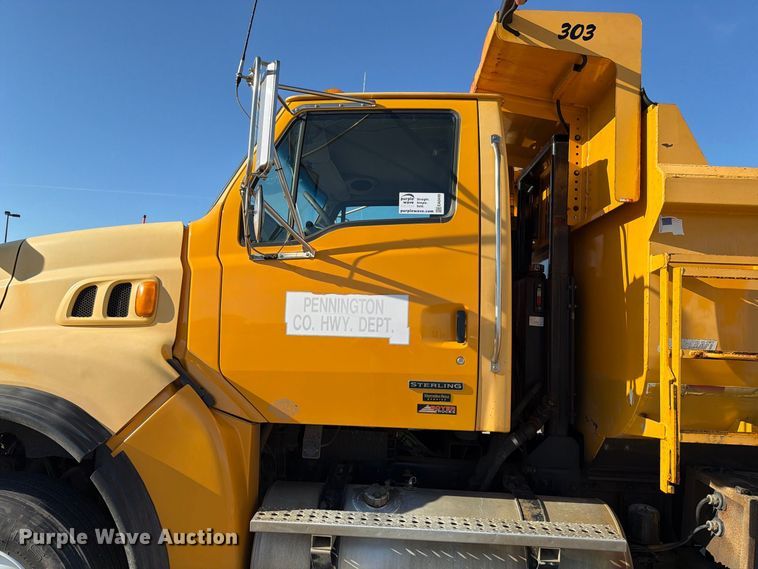 image for item EA0449 2005 Sterling L9500 dump truck