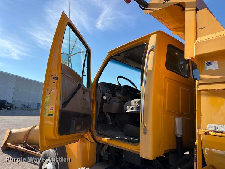 image for item EA0449 2005 Sterling L9500 dump truck