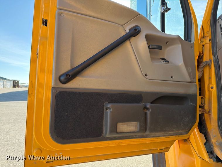 image for item EA0449 2005 Sterling L9500 dump truck