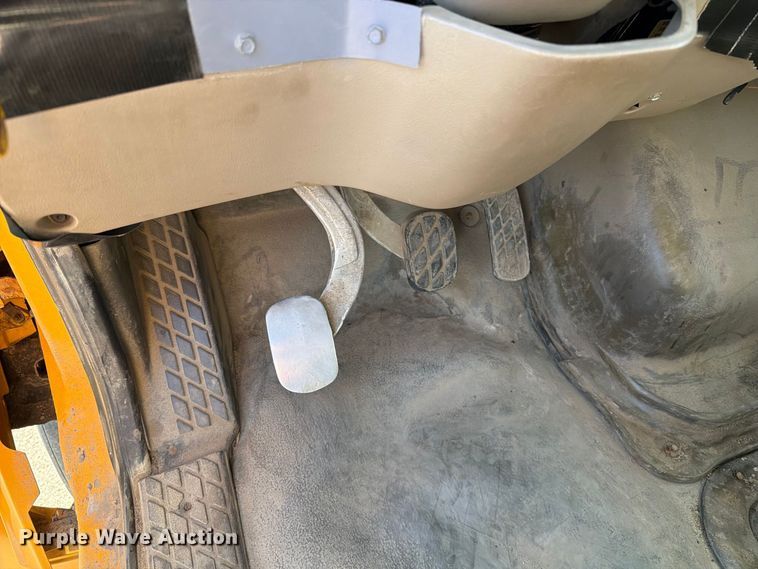 image for item EA0449 2005 Sterling L9500 dump truck