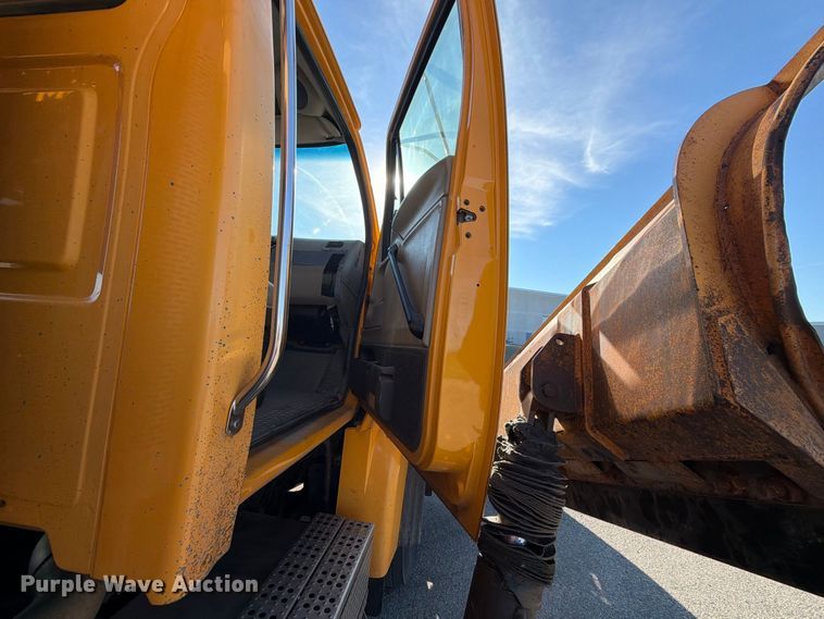 image for item EA0449 2005 Sterling L9500 dump truck