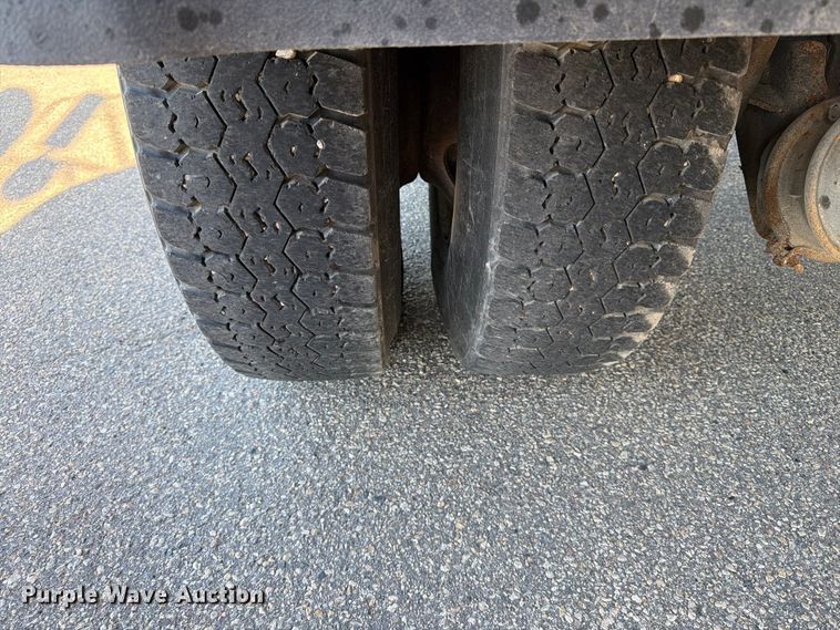 image for item EA0449 2005 Sterling L9500 dump truck