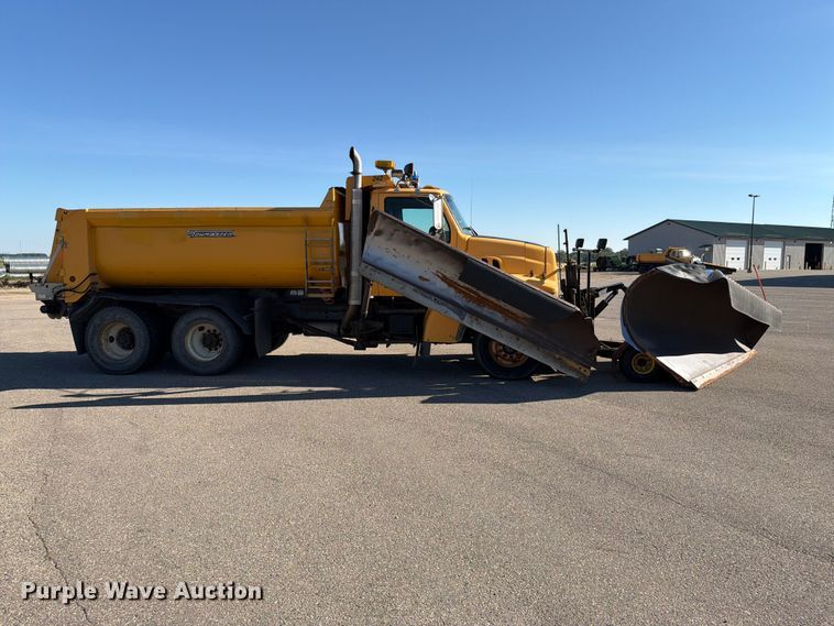 image for item EA0450 2000 Sterling L9500 dump truck