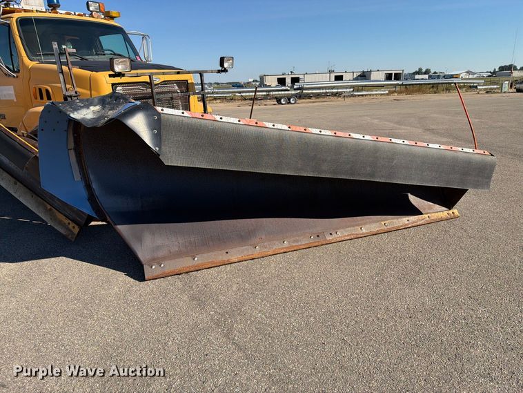 image for item EA0450 2000 Sterling L9500 dump truck