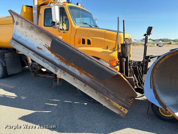 image for item EA0450 2000 Sterling L9500 dump truck