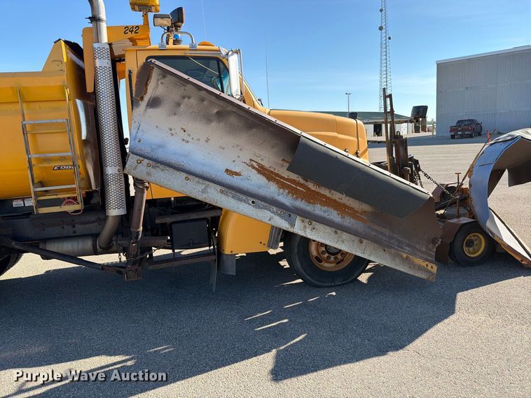 image for item EA0450 2000 Sterling L9500 dump truck