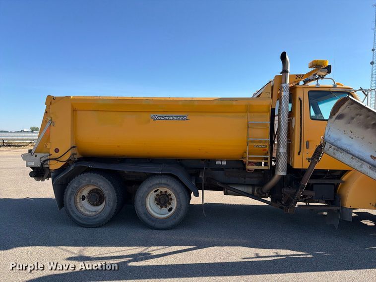 image for item EA0450 2000 Sterling L9500 dump truck
