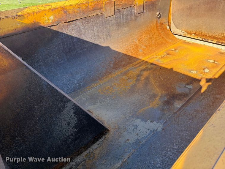 image for item EA0450 2000 Sterling L9500 dump truck