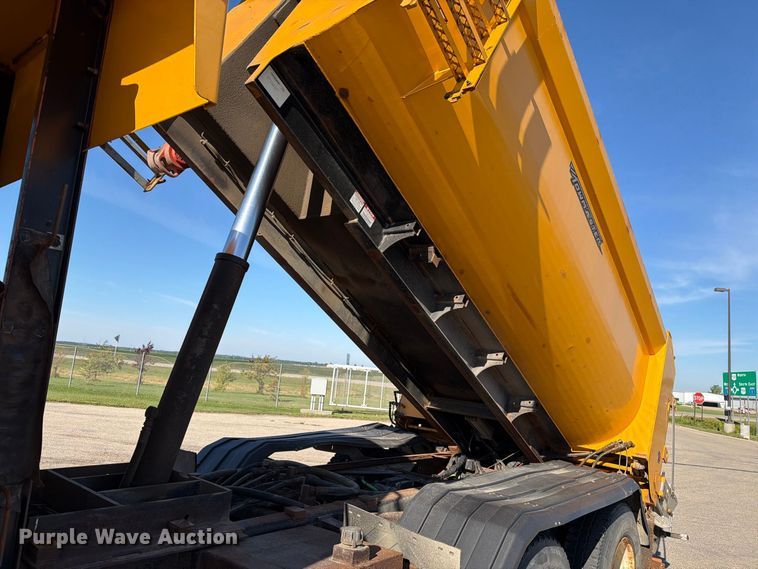 image for item EA0450 2000 Sterling L9500 dump truck