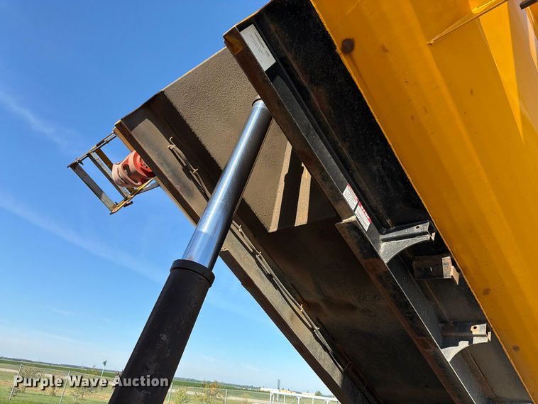 image for item EA0450 2000 Sterling L9500 dump truck
