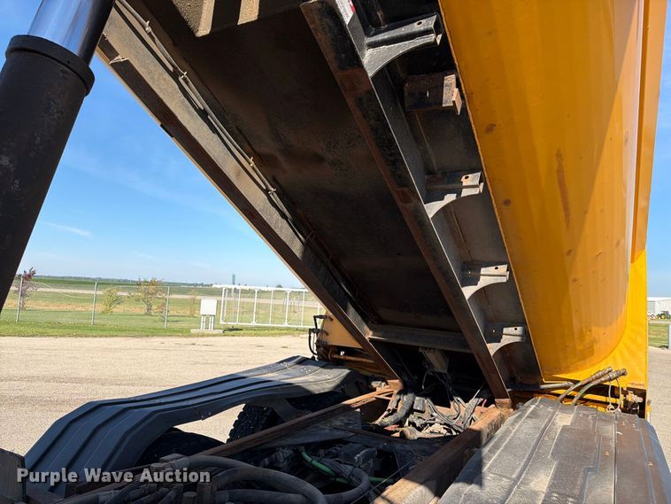 image for item EA0450 2000 Sterling L9500 dump truck