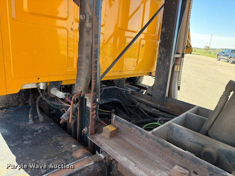 image for item EA0450 2000 Sterling L9500 dump truck