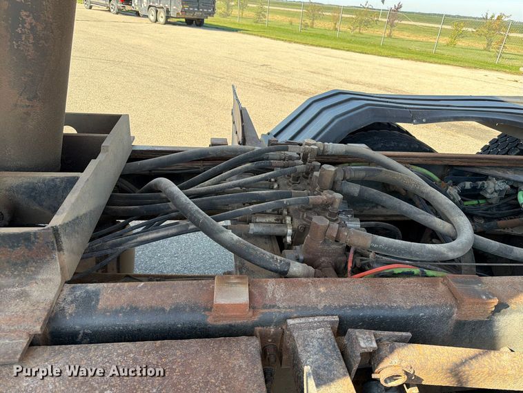 image for item EA0450 2000 Sterling L9500 dump truck