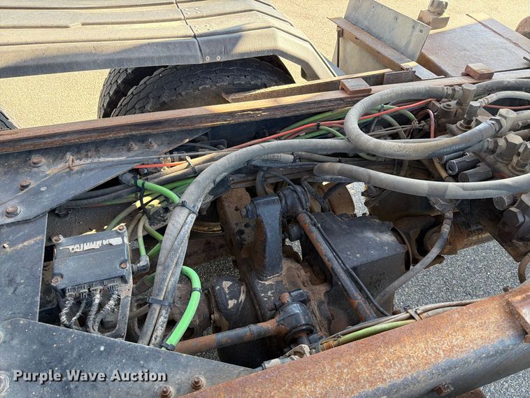 image for item EA0450 2000 Sterling L9500 dump truck