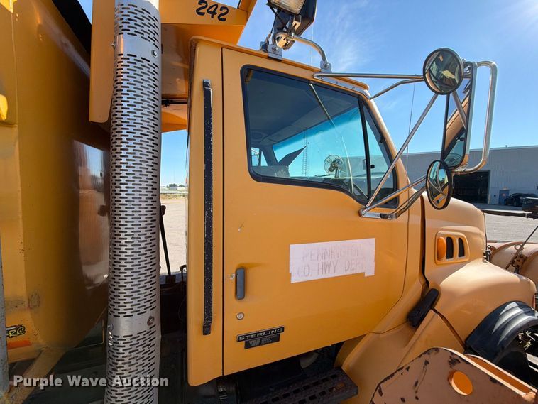 image for item EA0450 2000 Sterling L9500 dump truck
