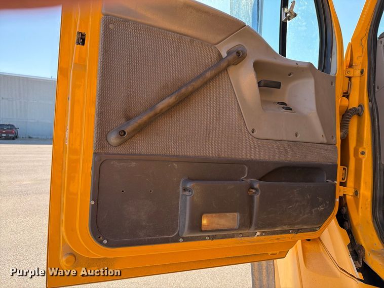 image for item EA0450 2000 Sterling L9500 dump truck