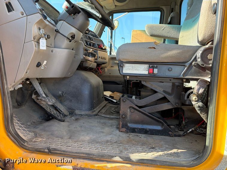 image for item EA0450 2000 Sterling L9500 dump truck