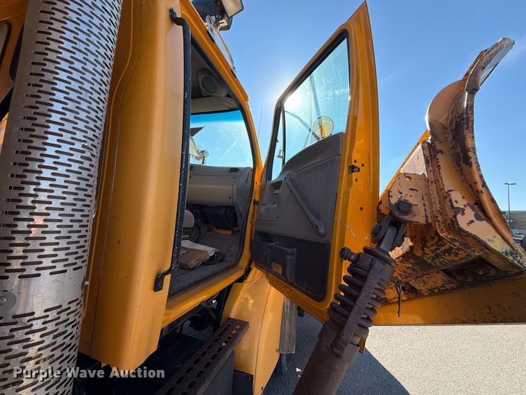 image for item EA0450 2000 Sterling L9500 dump truck
