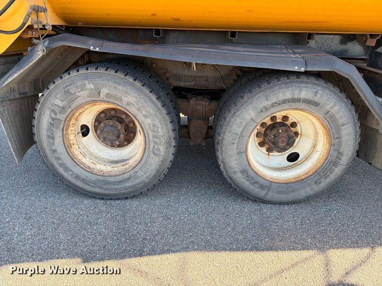 image for item EA0450 2000 Sterling L9500 dump truck