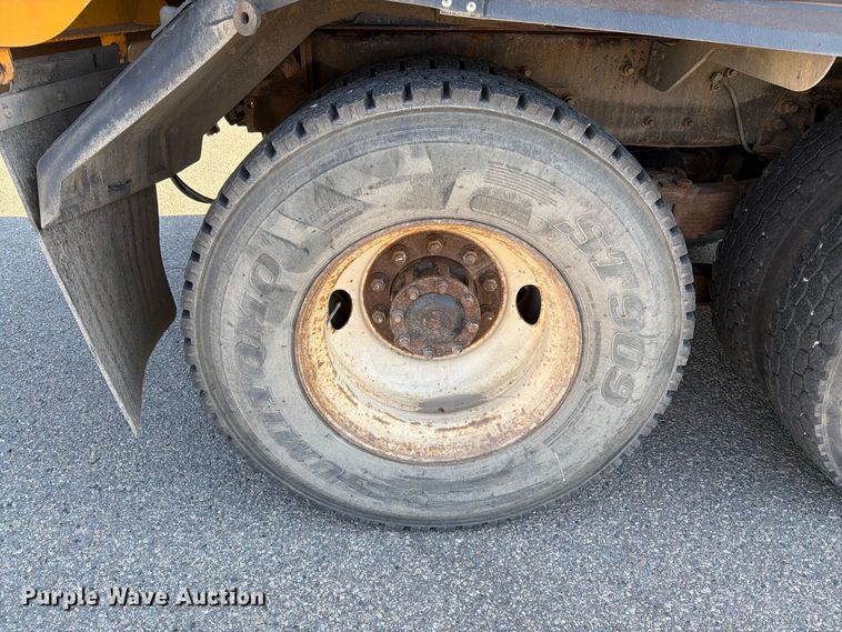 image for item EA0450 2000 Sterling L9500 dump truck