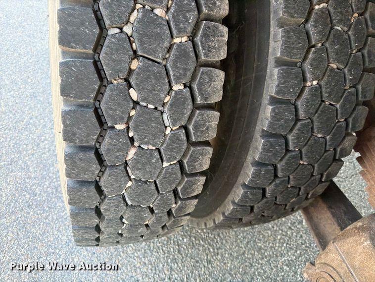 image for item EA0450 2000 Sterling L9500 dump truck
