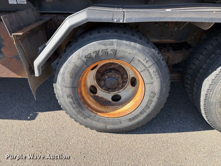 image for item EA0450 2000 Sterling L9500 dump truck