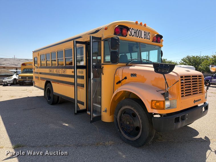 image for item EF6435 2001 International 3800 school bus