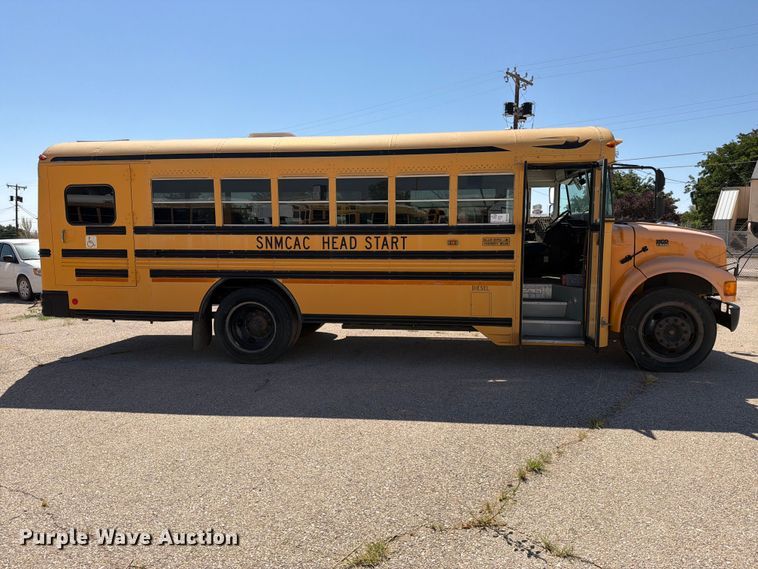 image for item EF6435 2001 International 3800 school bus