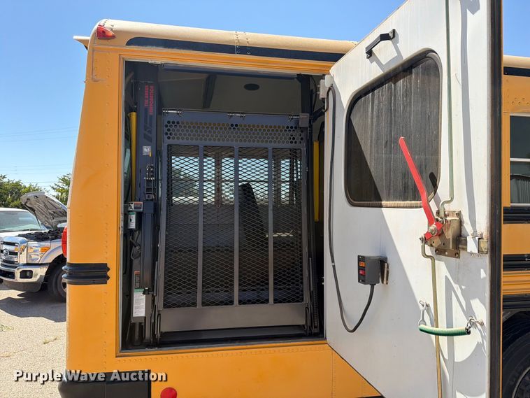 image for item EF6435 2001 International 3800 school bus