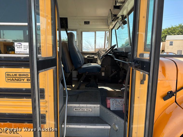 image for item EF6435 2001 International 3800 school bus