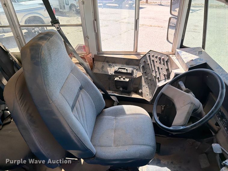 image for item EF6435 2001 International 3800 school bus